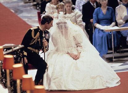 El príncep Carles i la princesa Diana, en un moment del seu casament a la catedral de Sant Pau (Londres), el 29 de juliol del 1981.