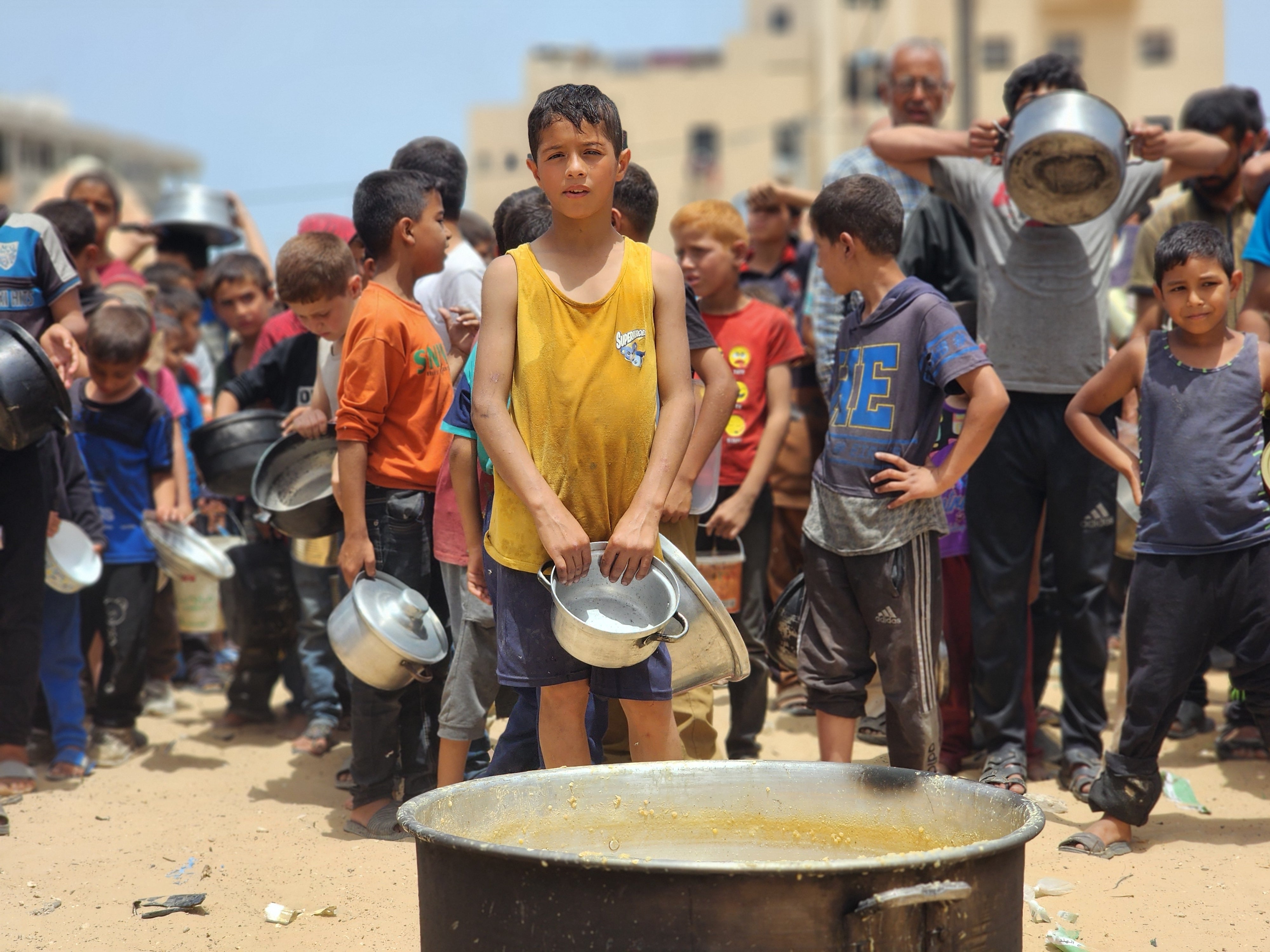 Niños palestinos esperan para recibir comida en Rafah, el pasado 19 de mayo.