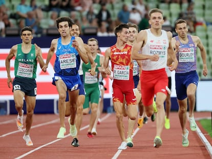 Mario García, en el centro, en la recta final de las semifinales de 1.500m.