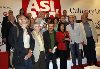 Toxo y Méndez junto a los artistas que han participado en el acto de apoyo a la huelga general.