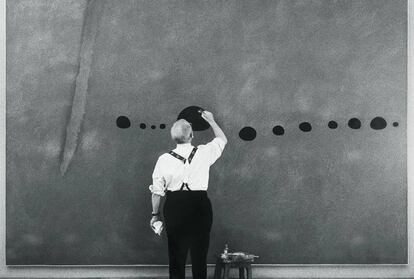 El artista Joan Miró, trabajando en la obra, en París, en 1961.