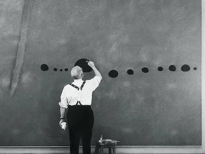 El artista Joan Miró, trabajando en la obra, en París, en 1961.