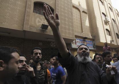 Un grupo de cristianos rodea la iglesia de San Jorge, en Khosous, después de los enfrentamientos del sábado