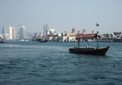 Embarcación local en la ría de Dubai Creek.