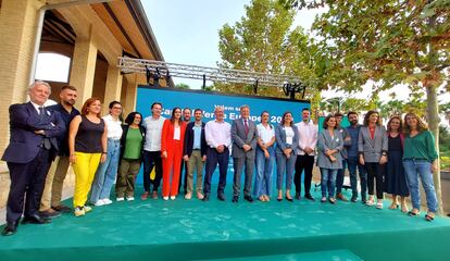El Gobierno local de Valencia, con el alcalde Joan Ribó, el presidente Ximo Puig y la consejera Mireia Mollà, en el acto celebrado este lunes en el Parque Central en apoyo de la candidatura de la ciudad.
