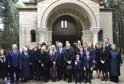 La reina Sofía y sus hijos posan en la foto de familia al final del acto religioso celebrado en el cementerio real del palacio de Tatoi, antigua residencia de verano de la monarquía griega, situado en los montes que rodean Atenas.