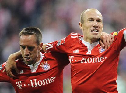 Ribéry (izquierda) y Robben se abrazan tras un gol del holandés.