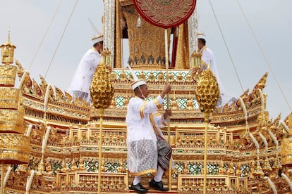 El Gran Carro de la Victoria durante la procesión fúnebre del difunto rey de Tailandia, Bhumibol Adulyadej, antes de la ceremonia de cremación real frente al Palacio Real en Bangkok (Tailandia) el 26 de octubre de 2017.