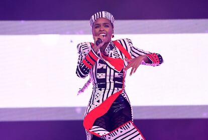 Janelle Monae, cantante estadounidense, durante la interpretación de uno de sus temas en el festival californiano, este 12 de abril.