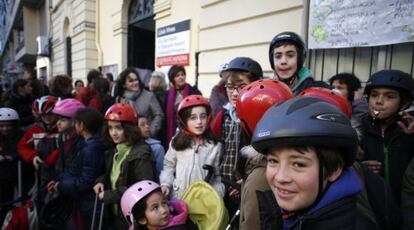 Protesta con casco de los padres y escolares del Luis Vives, cuyo techo se desplomó.