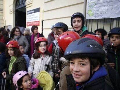 Protesta con casco de los padres y escolares del Luis Vives, cuyo techo se desplomó.