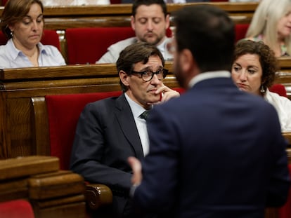 El primer secretario del PSC i portavoz del grupo socialista en el Parlament, Salvador Illa, observa al presidente de la Generalitat, Pere Aragonés durante el pleno del Parlament para dar cuenta de la remodelación del Govern tras la salida de JxCat.