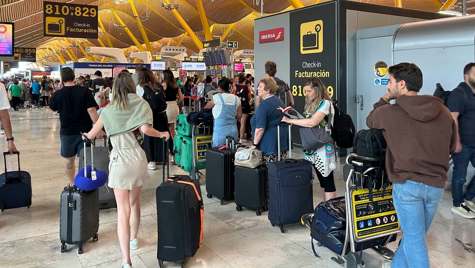 Varias personas hacen cola en la zona de facturación de la T-4 del Aeropuerto Adolfo Suárez de Madrid, este viernes.   