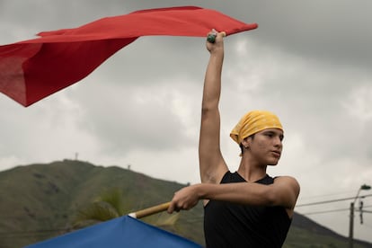 Arriba el Telón es un grupo de teatro que se fundó en 1987 en la comuna 1 de Cali, la tercera ciudad más poblada del país. Esteban Acevedo, de 15 años, es actor desde hace algo más de un año. En la imagen, en un momento de la interpretación de la última obra en la que participó, titulada 'Solo Tierra'.