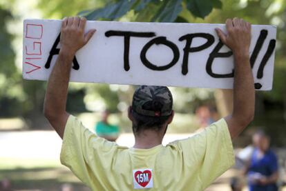 Indignados del Movimiento 15-M seguían ayer participando en asambleas en el parque del Retiro.