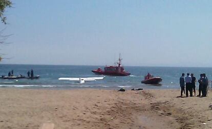 La avioneta en la playa de Roses, Girona, en una imagen de Protecci&oacute;n Civil.