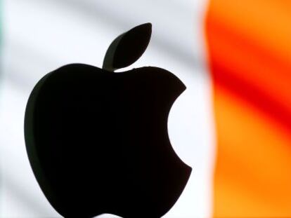 El logotipo de la firma Apple sobre una bandera irlandesa.