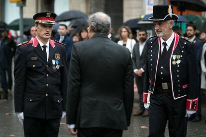 Quim Torra saluda al comisario jefe de los Mossos, Eduard Sallent, el pasado 11 de septiembre.