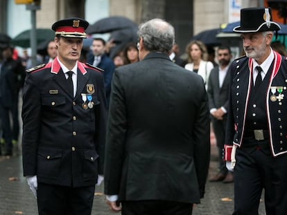 Quim Torra saluda al comisario jefe de los Mossos, Eduard Sallent, el pasado 11 de septiembre.