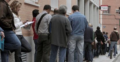 Fila de parados en una oficina de Empleo en Carabanchel