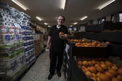 El párroco Gonzalo Ruipérez, en el banco de alimentos de su parroquia. 