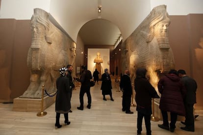 Visitantes al Museo Nacional de Irak observan algunas de las piezas que sobrevivieron al saqueo de 2003. 