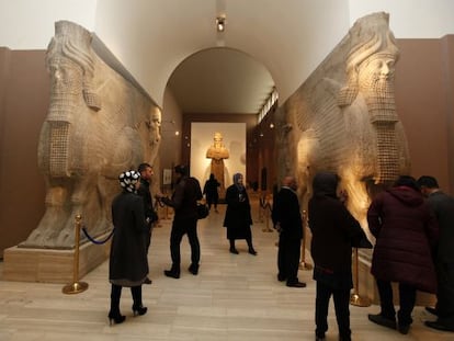 Visitantes observam peças no Museu Nacional do Iraque. / REUTERS