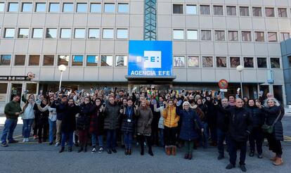 Periodistas de la Agencia Efe durante la concentración que han protagonizado frente a la puerta de la sede central, en Madrid.