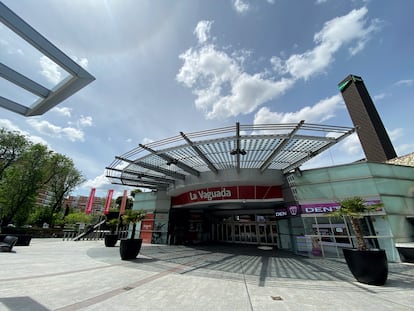 Entrada al centro comercial La Vaguada de Madrid, el pasado 24 de abril.