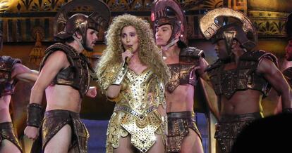 Cher durante uno de los conciertos en Los Ángeles de su última gira 'Dressed To Kill' en julio de 2014.