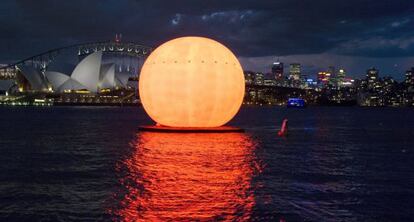 Un momento de la representación en la bahía de Sidney.