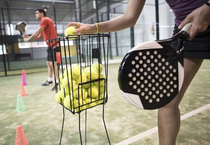 Dos jugadores de pádel en un entrenamiento.