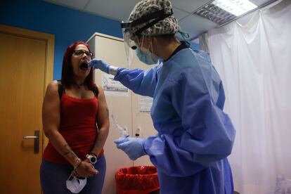 Una sanitaria realiza una PCR en el centro de especialidades El Arroyo, en Fuenlabrada.
