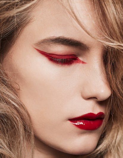 <b>Trazado sideral</b> Chanel propone un maquillaje en el que los ojos y los labios son los únicos protagonistas. En la imagen de la izquierda, el trazado de la raya de los ojos se consigue con Le Crayon Lèvres 97 Desir. La barra de labios Rouge Allure Velvet 57 ensalza esta parte del rostro. La base de maquillaje Lumière Aqua SPF 15 aporta una textura acuosa.