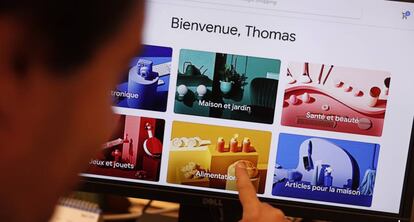 Una persona consulta la web de Google Shopping Actions en Francia.