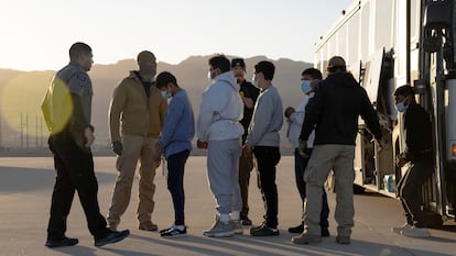 Agentes de seguridad del Servicio de Aduanas y Protección de Fronteras de Estados Unidos guían a migrantes detenidos para abordar un avión de deportación en Fort Bliss, Texas, el 23 de enero.