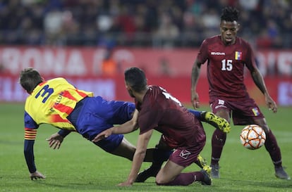 Piqué cae derribado por Chancellor en el partido entre Catalunya y Venezuela.