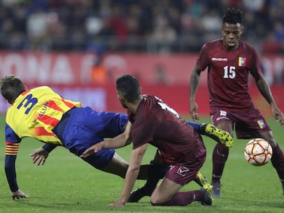 Piqué cae derribado por Chancellor en el partido entre Catalunya y Venezuela.