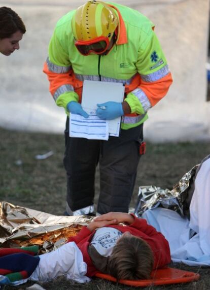 Los servicios de emergencias atienden a los estudiantes que viajaban en el autocar accidentado.