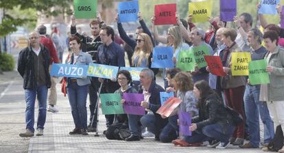 Juan Karlos Izagirre, a la izquierda, posa junto a miembros de su candidatura que exhiben carteles con los nombres de los barrios donostiarras. 