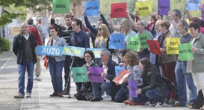Juan Karlos Izagirre, a la izquierda, posa junto a miembros de su candidatura que exhiben carteles con los nombres de los barrios donostiarras.