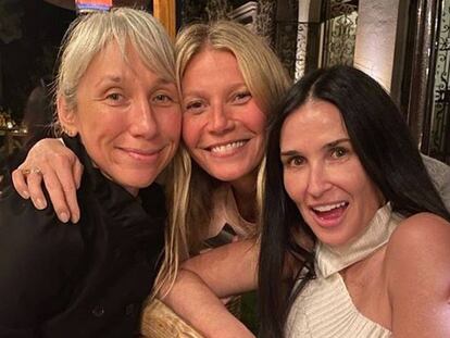 Gwyneth Paltrow, entre Alexandra Grant (izquierda) y Demi Moore (derecha).