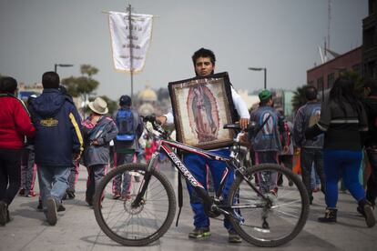 Johnny de la Rosa, de 20 años, recorrió 140 kilómetros en su bicicleta para llegar hasta el segundo centro católico más visitando del mundo