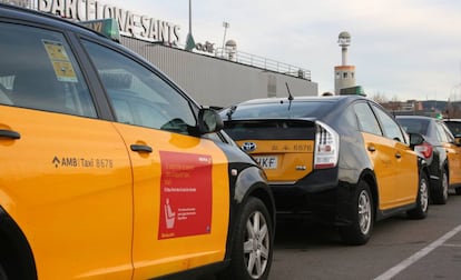 Un taxi con la publicidad del Puente Aéreo ante la estación barcelonesa de Sants.