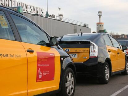 Un taxi con la publicidad del Puente Aéreo ante la estación barcelonesa de Sants.
