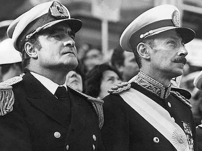 Emilio Massera y Jorge Videla, líderes de la dictadura militar que gobernó Argentina (1976-1983).
