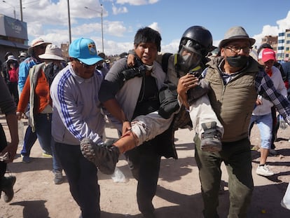 El fotógrafo de la Agencia EFE Aldair Mejía tras recibir un impacto de un proyectil lanzado por la policía en Juliaca en enero de 2023.