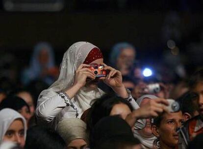 Una <i>fan</i> fotografía al cantante británico durante su concierto en Le Coupole, Argelia, el 5 de octubre.