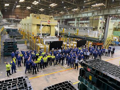Trabajadores de Ford durante el paro de 30 minutos secundado por la planta de Almussafes contra la reducción de plantillas en Europa anunciada por la multinacional.