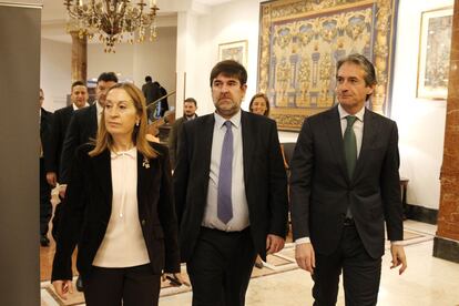 Ana Pastor, presidenta del Congreso de los diputados, Ricardo de Querol, director del diario Cinco Días e Íñigo de la Serna ministro de Fomento.